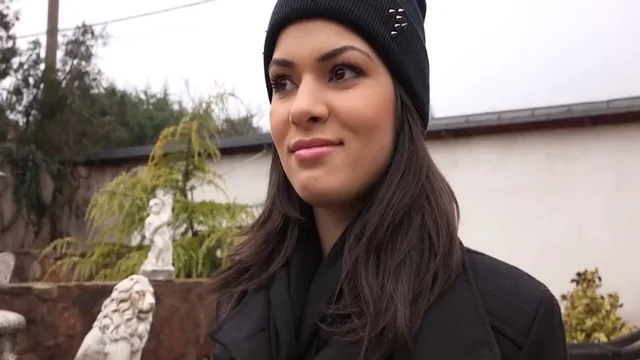 За деньги сестра брюнетка согласилась на инцест