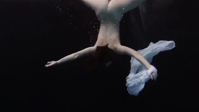 Русская телка перед братом на камеру плавает в бассейне